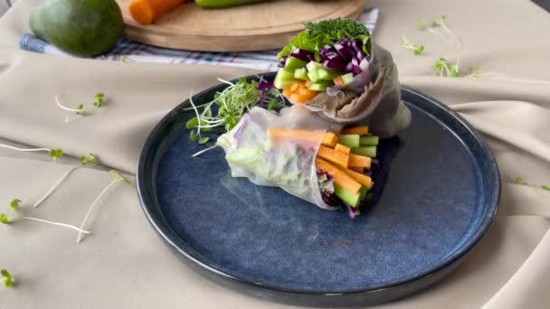 Rollos de primavera con verduras frescas - Metraje, vídeo