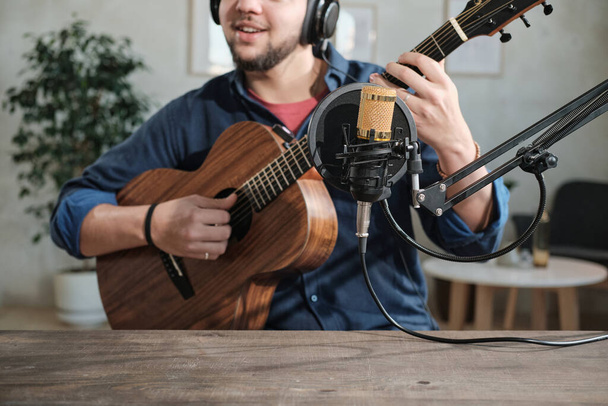 Homem com guitarra cantando - Foto, Imagem