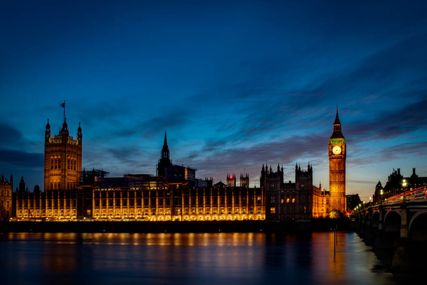 Big Ben en de Houses of Parliament 's nachts van de overkant van de rivier de Theems en Westminster brug zuidoever in Londen, Engeland, Verenigd Koninkrijk - Foto, afbeelding