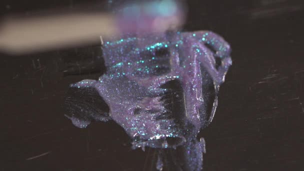 foco rack de espátula metálica cerca de líquido brillante con brillo  - Metraje, vídeo