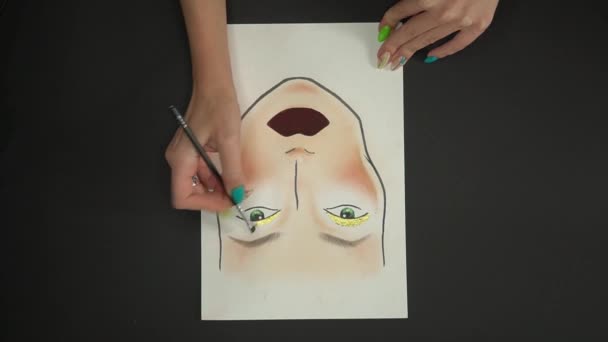 vue recadrée de la femme dessin croquis de maquillage avec brosse  - Séquence, vidéo