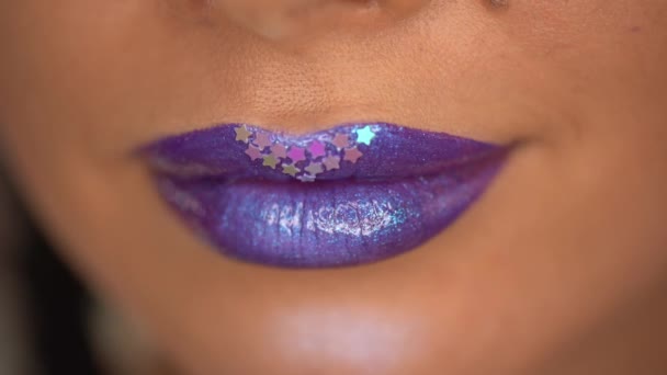 Kırpılmış kadın manzarası Mor dudaklarda parlayan yıldızlar - Video, Çekim