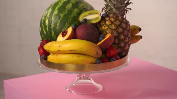 różne pyszne owoce i jagody na stoisku z ciastami - Materiał filmowy, wideo