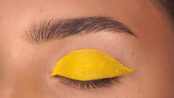 vista cortada de mulher com olhos fechados e sombra de olho cremoso amarelo  - Filmagem, Vídeo