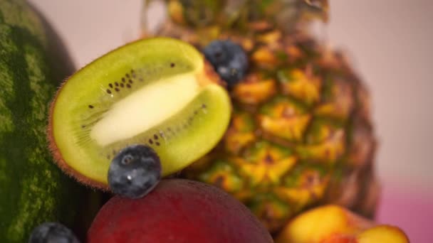 стойка фокус различных вкусных фруктов и ягод  - Кадры, видео