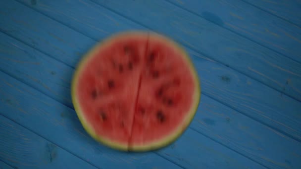 abgeschnittene Ansicht der Person, die Wassermelone auf blauer Oberfläche fallen lässt - Filmmaterial, Video
