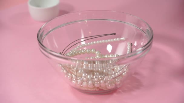 vista recortada de la mujer tomando diademas con perlas en rosa - Metraje, vídeo