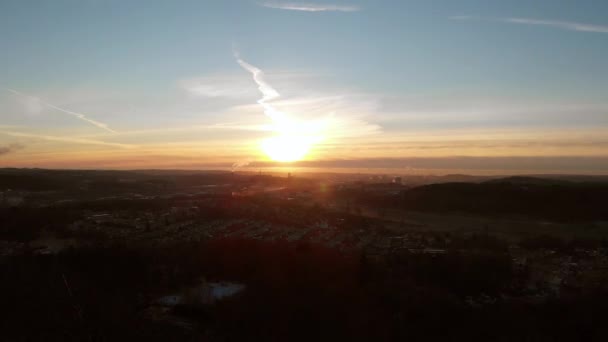 Puesta de sol sobre el paisaje urbano de Gotemburgo, vista desde el este, Suecia, levantamiento aéreo - Metraje, vídeo