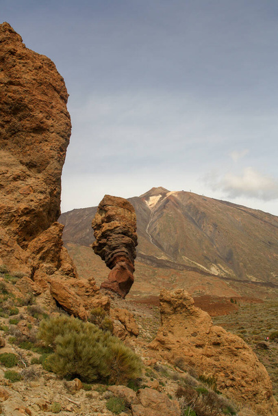 El volcán del Teide y la roca llamada Cinchado (Roque Cinchado) en la isla de Tenerife, Islas Canarias, España. En la roca del Cinchado es posible observar los efectos erosivos del viento. - Foto, Imagen