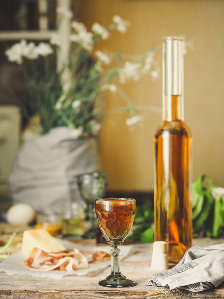 вино и сыр на столе - Фото, изображение