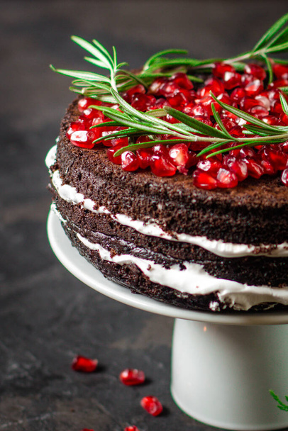 chocolate cake with cream decorated with pomegranate seeds - Zdjęcie, obraz