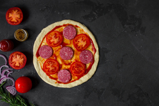 hausgemachte Pizzazubereitung von oben auf Zutaten - Foto, Bild