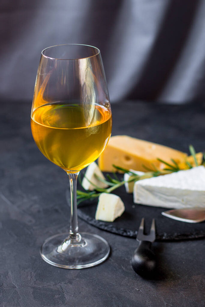 біле вино з сортом сиру
 - Фото, зображення