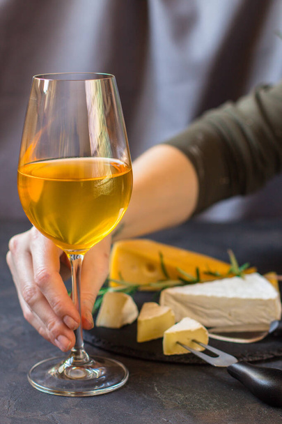 vino blanco con variedad de queso - Foto, Imagen