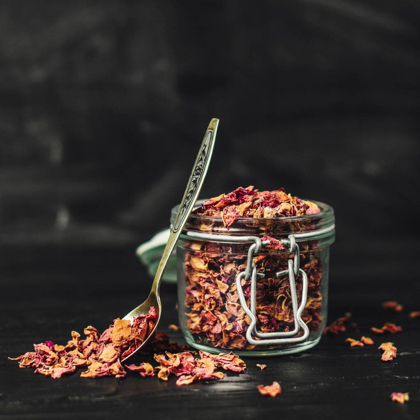 leafy tea in jar close up - Foto, afbeelding