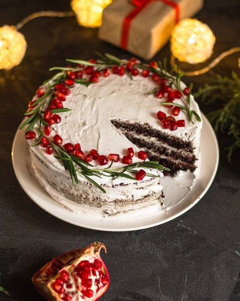pastel de chocolate con crema decorada con semillas de granada - Foto, Imagen