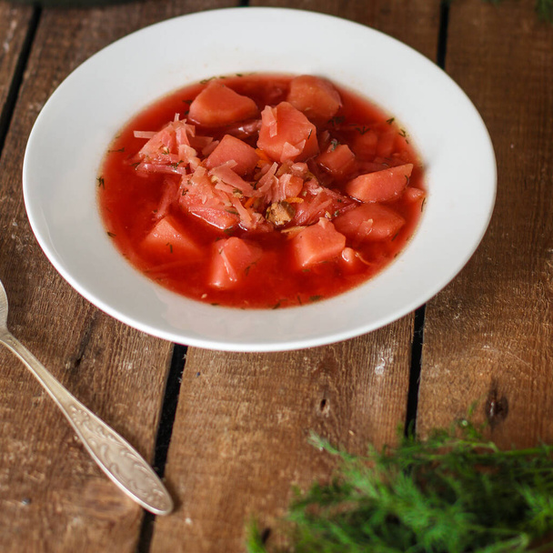 борщ из красного томатного супа - Фото, изображение