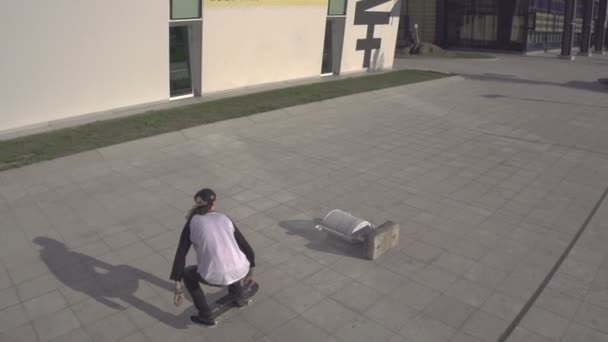 skateboardista dělá kick flip - Záběry, video