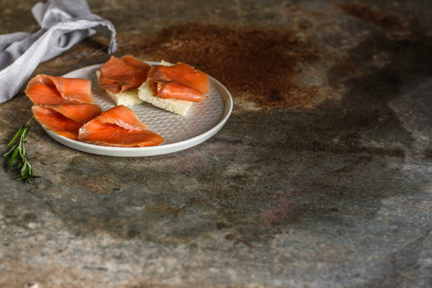 bocadillos con salmón de cerca
 - Foto, imagen