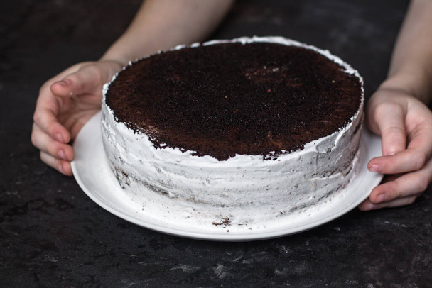 Schokoladenkuchen mit Sahne verziert mit Granatapfelkernen - Foto, Bild
