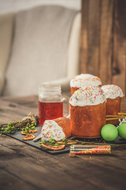 rekreační kompozice s velikonočními koláčky a vejci - Fotografie, Obrázek