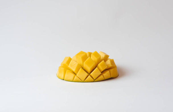 Izolované, řezané, šťavnaté a zralé mango ovoce na bílém pozadí. - Fotografie, Obrázek