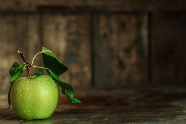 Groene appels op houten ondergrond - Foto, afbeelding