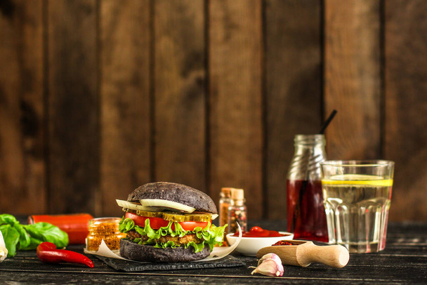 primer plano de una deliciosa hamburguesa con verduras y queso en la mesa - Foto, imagen