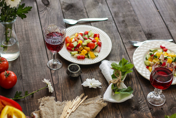 Salat mit Gemüse und Rotwein - Foto, Bild