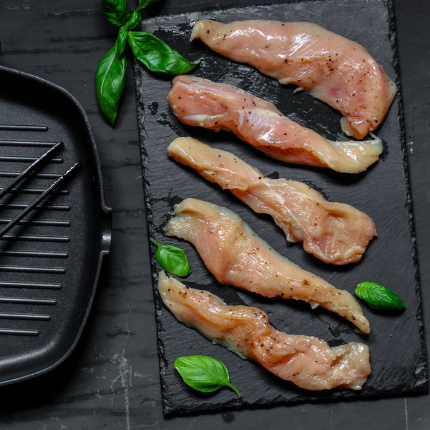 raw chicken meat slices for grill - Foto, afbeelding