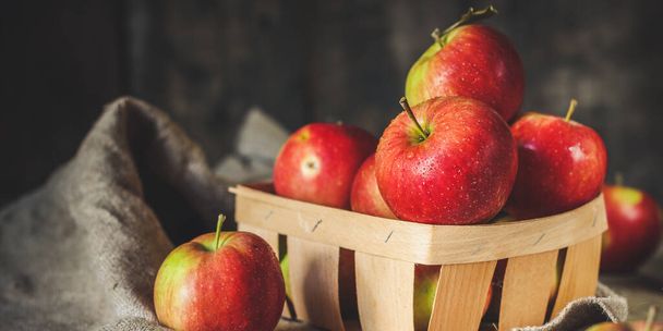 ripe red apples close up - Fotoğraf, Görsel
