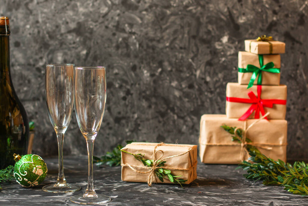 Noel arkaplanı, hediye kutuları ve karanlık bir masada gözlük.. - Fotoğraf, Görsel