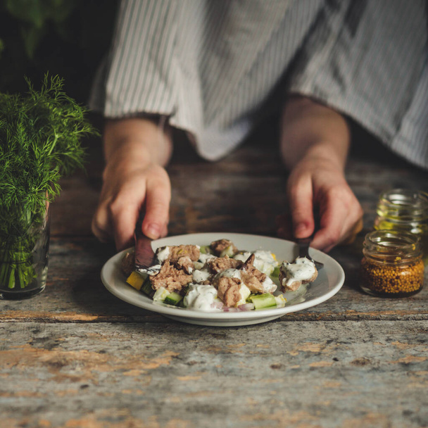 nainen kädet tilalla lautasen tuoreita vihanneksia ja yrttejä - Valokuva, kuva