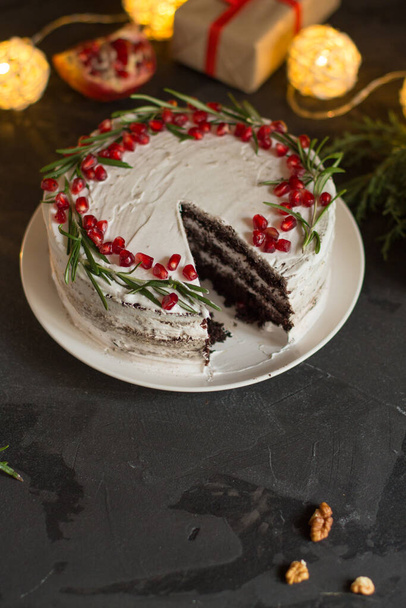chocolate cake with cream decorated with pomegranate seeds - Zdjęcie, obraz