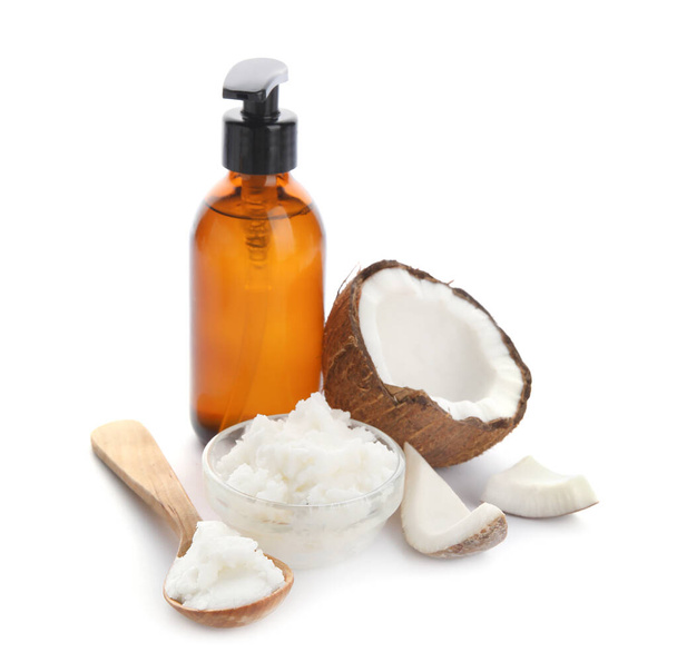 Garrafa e colher com óleo de coco sobre fundo branco - Foto, Imagem