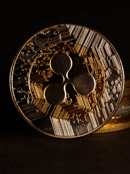 Криптовалютный фон с различными блестящими серебряными и золотыми физическими криптовалютами символьные монеты, Bitcoin, Ethereum, Litecoin, zcash, ripple. - Фото, изображение