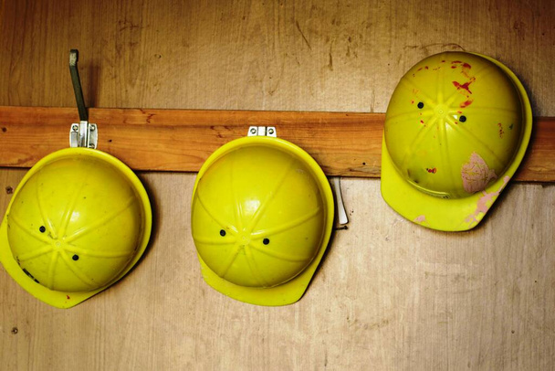 Trois casques de construction. Casque de sécurité ingénierie du matériel travailleur de la construction. Casque de protection de travail jaune. - Photo, image