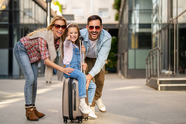 Jeune famille prête pour les vacances d'été.Personnes, voyage, amour et concept de vacances. - Photo, image