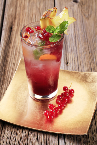 Склянка з крижаного напою, прикрашена свіжими фруктами
 - Фото, зображення