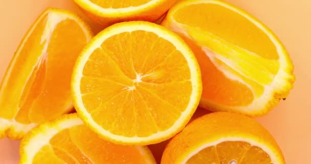 Sinaasappelschijfjes draaien. Verse citrusvruchten van dichtbij. Super slow motion. - Video