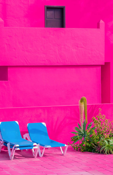 Moda tropikalna minimalna lokalizacja. Pink Hotel ściana, basen obszarze Wyspy Kanaryjskie. Estetyka podróży tapety - Zdjęcie, obraz