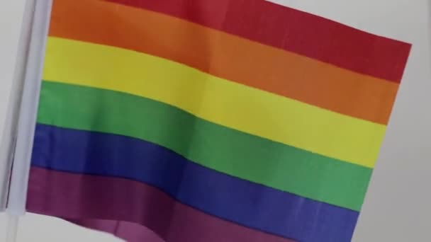 Bandeiras coloridas do arco-íris batendo no vento. Símbolo de LGBT e paz. Direitos humanos close up, vídeo colorido - Filmagem, Vídeo