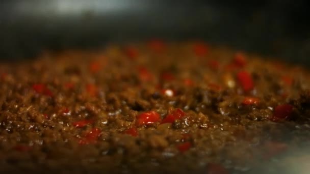 Juicy őrölt marhahús és egyéb összetevők főzés egy serpenyőben. A töltelék előkészítése a qesadillákhoz. Quesadillas készítésének folyamata - Felvétel, videó