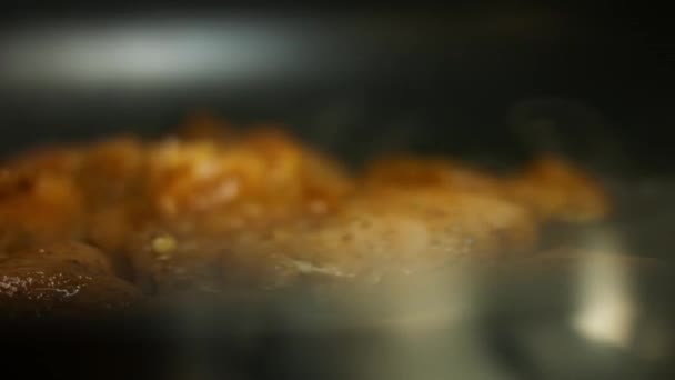 Świeże surowe piersi kurczaka przyprawione meksykańską przyprawą smażone na patelni. Proces robienia quesadillas. Widok makro - Materiał filmowy, wideo