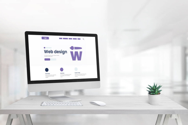 Studio di Web design con pagina promozionale sul display del computer e spazio copia accanto - Foto, immagini