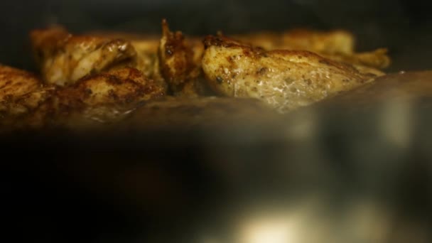 Куриная грудка, приправленная мексиканской смесью специй, поджаривается на сковороде. Успех создания квесадилл - Кадры, видео