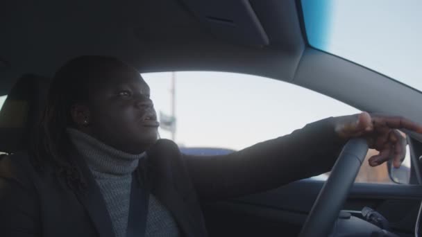 Az afro-amerikai fekete férfi sofőr portréja óvatos a dugóban. - Felvétel, videó