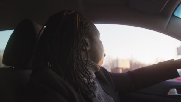 Portrét afroamerického černocha řidiče opatrně v dopravní zácpě - Záběry, video