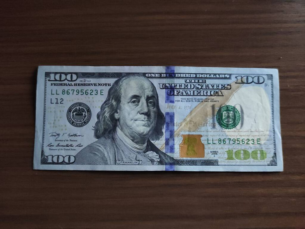 100 dólares no escuro, USD 100 - Foto, Imagem