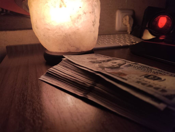100 dolarů ve tmě, USD 100 - Fotografie, Obrázek